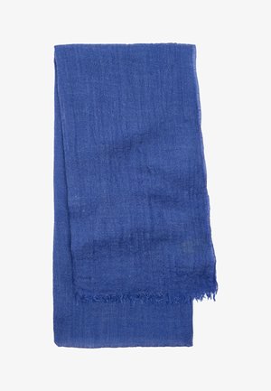 Niebieski szal z fakturowanej tkaniny z postrzępionymi brzegami, złożony wzdłużna na białym tle.