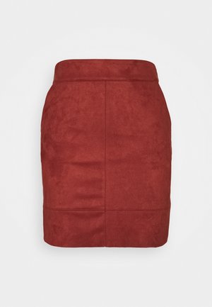 Mini-jupe rouge en daim avec une coupe ajustée, une texture lisse, une taille haute et des détails de couture subtils sur le devant et les côtés.