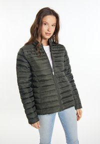Jachetă căptușită de culoare verde inchis, cu fermoar frontal, guler înalt și design matlasat orizontal. Materialul are o textură netedă și lucioasă.