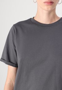 Pieces PCRIA FOLD UP SOLID TEE - T-shirts - magnet