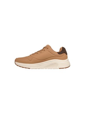 Zapatilla deportiva marrón claro con cordones, suela blanca y lengüeta del talón marrón oscuro, vista lateral sobre fondo blanco.