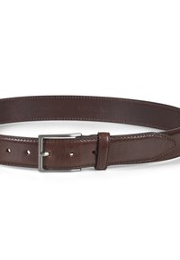 Bruine leren riem met een gladde textuur, zilveren metalen gesp en meerdere verstelgaten langs de lengte.