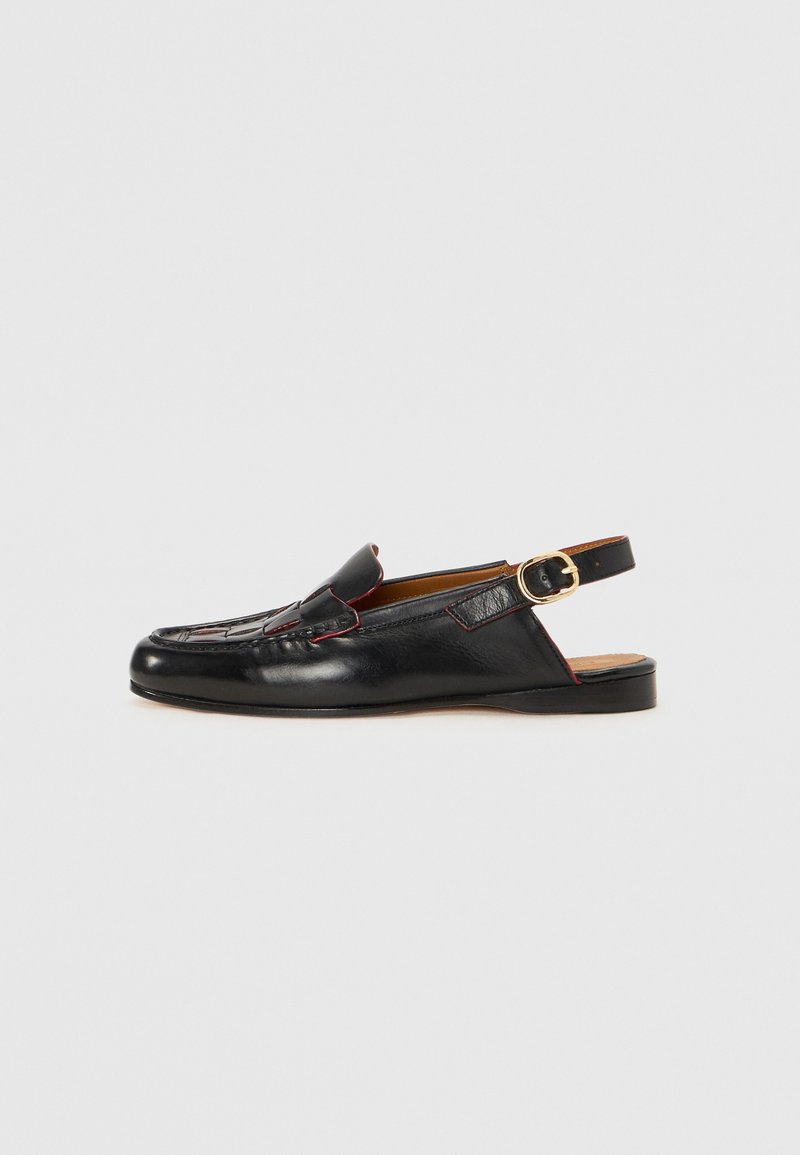 Scarpa slingback in pelle nera con punta arrotondata e cuciture decorative. Presenta un accento rosso lungo i bordi e una fibbia dorata.