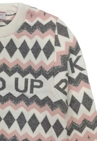 Trui met een geometrisch zigzagpatroon in roze, grijs en wit, met een sprankelende textuur en de tekst "PICK UP" in vetgedrukte grijze letters.
