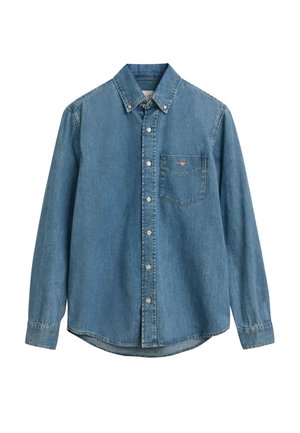 Camicetta in denim a maniche lunghe di colore azzurro chiaro. Presenta un colletto con bottoni, tasca sul petto anteriore e un orlo curvo. Texture morbida con cuciture visibili.