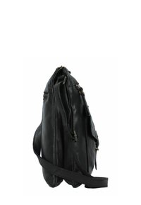 Borsa a mano in pelle nera con una forma strutturata, dotata di due cerniere, una tracolla intrecciata e dettagli testurizzati sul corpo.