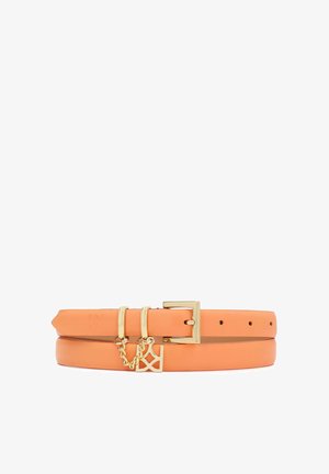 Oranžist nahast vöö, millel on kuldse tooniga pandl, kaks silmust ja dekoratiivne ketti logoga ripatsiga. Sile tekstuur ja voolujooneline disain.