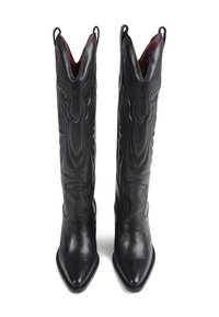 Černé kožené kovbojské boty s špičatými špičkami, složitým prošíváním a vysokými svršky s výrazným vlnkovým vzorem.