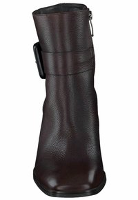 Botín de cuero marrón hasta el tobillo con un acabado texturizado, que cuenta con una correa ancha y un detalle de cremallera, una puntera redondeada y un tacón bajo.