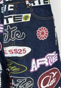 Jeans in denim con un lavaggio scuro, arricchiti da vari patch grafici multicolori e loghi. Dettagli cuciti lungo le tasche e la vita.