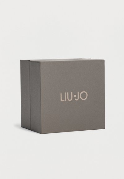 Сив текстуриран правоъгълен кутия с изписано "LIU·JO" в светло бежово, центрирано отпред на обикновен бял фон.