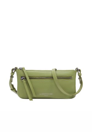 Mała zielona skórzana torebka na ramię z przednią kieszenią na zamek i regulowanym paskiem, z logo "Liebeskind Berlin" z przodu.