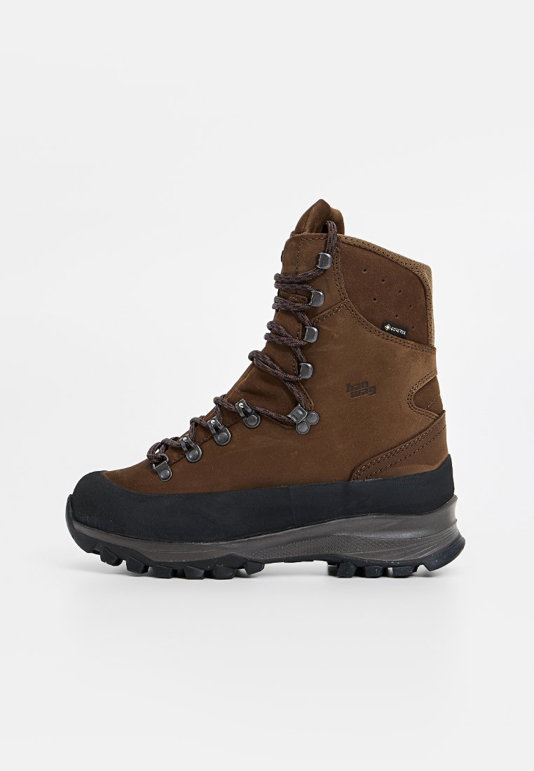Brauner Wanderschuh mit Lederoberteil, schwarzem Gummizehenteller, Metallhaken und Schnürsenkeln. Robuste Sohle, die für Halt auf rauem Gelände ausgelegt ist.
