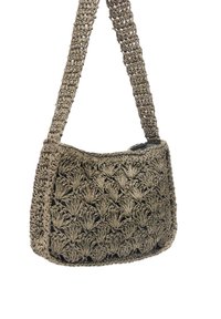 Borsa all'uncinetto in taupe con un motivo tessuto testurizzato e una maniglia spessa e piatta. Presenta una leggera forma rettangolare e una costruzione morbida.