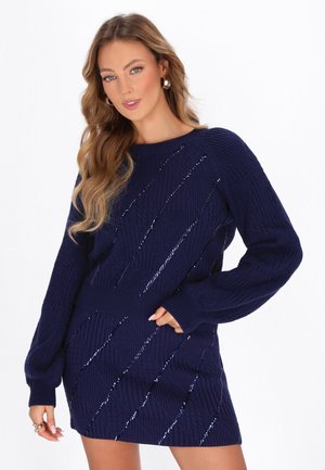 Navyblauwe gebreide trui- en rokset met diamant kabelontwerp en pailletten, met lange mouwen en een ronde hals.