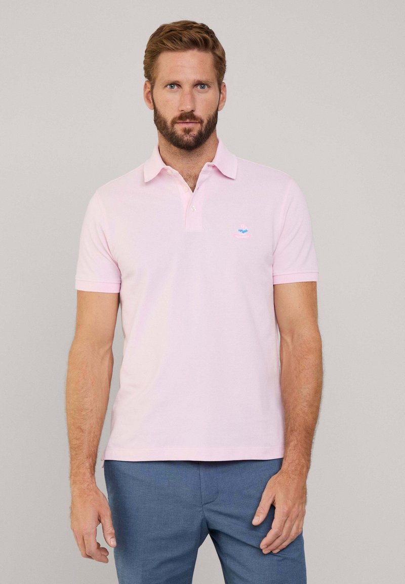 Polo shirt in lichtroze katoen met een klassieke kraag, korte mouwen en een klein geborduurd blauw logo op de borst.