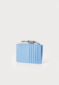 Portofel albastru deschis, cu o textură netedă, închidere cu fermoar, mai multe sloturi pentru carduri și un fermoar din țesătură cu dungi. Formă rectangulară compactă.