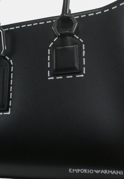 Borsa a tracolla in pelle nera con texture liscia, impunture bianche a contrasto, dettagli in metallo argentato e stampa logo sul fondo.