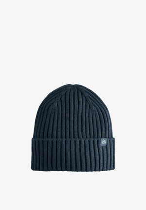 Berrettino lavorato a maglia di un blu navy scuro con texture a coste e risvolto. Presenta una piccola etichetta con logo sul lato. Materiale morbido e caldo.