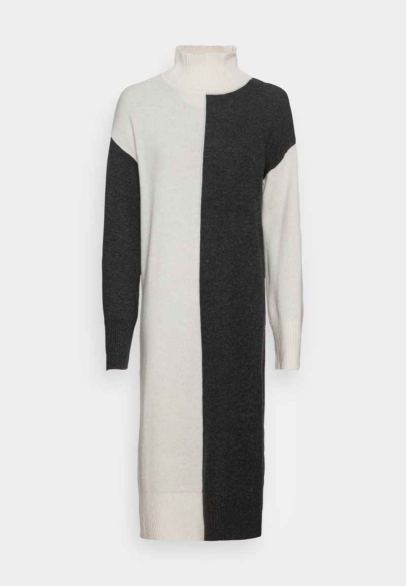 Robe tricotée à col roulé présentant un design divisé verticalement en crème clair et gris foncé, avec des poignets et un ourlet côtelés pour une texture supplémentaire.