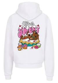 Hvit hettegenser med et grafisk trykk som har teksten "Life Is Sweet", avbildet med en tegneseriehund omgitt av søtsaker som småkaker og kake.