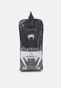 Crne boksačke rukavice u prozirnoj ambalaži, označene kao "Contender 1.5," s istaknutim bijelim logotipom, zatvaranjem na zatvarač i trakama od tkanine za vješanje.