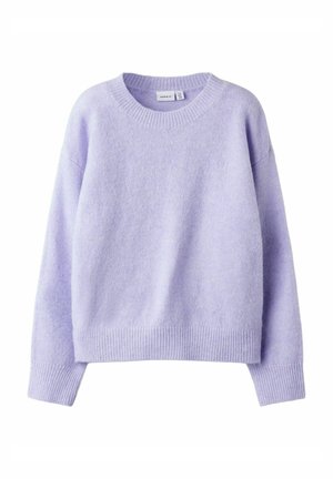 Pull léger violet en tissu doux avec un col rond, des épaules tombantes et des poignets et ourlet côtelés. Marquage minimal visible à l'intérieur du col.