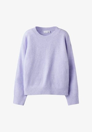 Heledad lilla sviiter pehmest kangast, ümmarguse kaeluse, langevate õlgade ning soonikute ääriste ja alläärega. Minimalistlik bränding on nähtav krae sees.