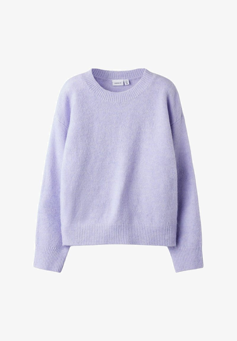 Jasnofioletowy sweter wykonany z miękkiego materiału, z okrągłym dekoltem, opuszczonymi ramionami oraz ściągaczami na rękawach i u dołu. Minimalne logo widoczne wewnątrz kołnierza.