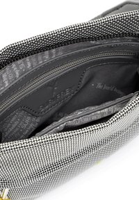 Borsa in tessuto grigio intrecciato con chiusura con zip, dotata di più scomparti e una fodera interna a motivi. Branding discreto visibile.