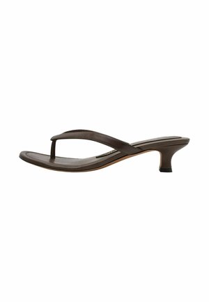Tongs marron avec un léger talon, dotées d'une semelle lisse et incurvée et de deux brides croisées. Le design est minimaliste sans motifs visibles.