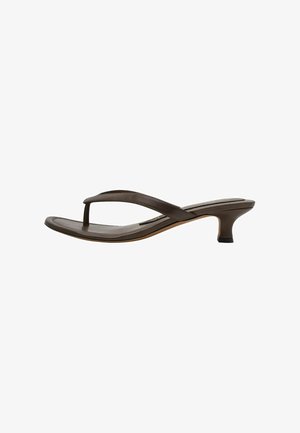 Tongs marron avec un léger talon, dotées d'une semelle lisse et incurvée et de deux brides croisées. Le design est minimaliste sans motifs visibles.