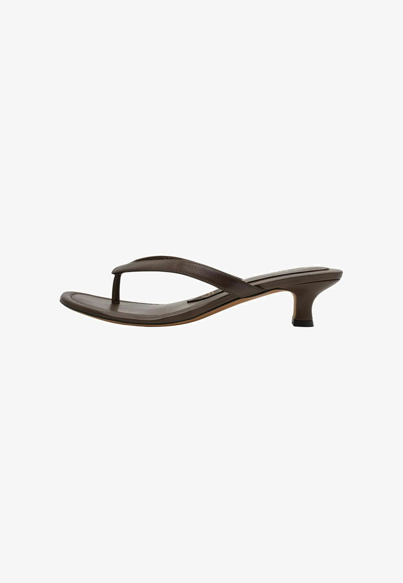 Tongs marron avec un léger talon, dotées d'une semelle lisse et incurvée et de deux brides croisées. Le design est minimaliste sans motifs visibles.