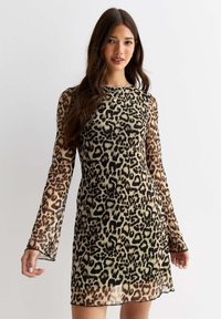 Långärmad klänning med leopardmönster i genomskinligt material, rundad halsringning och avslappnad siluett, med en fåll som slutar vid mitten av låret.