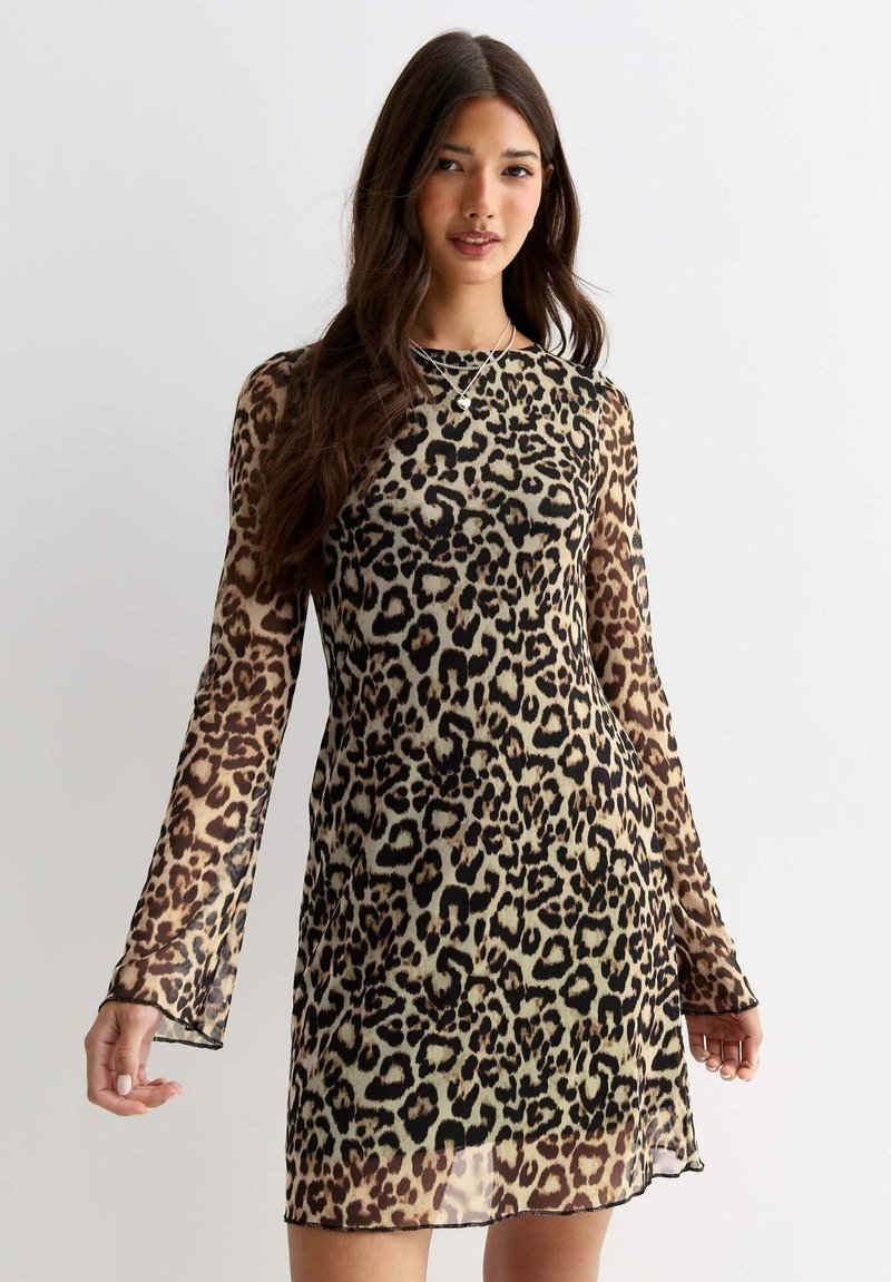 Långärmad klänning med leopardmönster i genomskinligt material, rundad halsringning och avslappnad siluett, med en fåll som slutar vid mitten av låret.