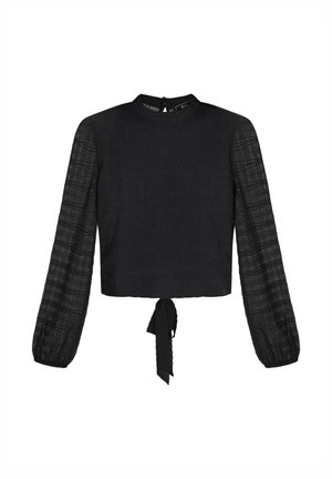 Melna cropped top ar garām, pūstām piedurknēm no teksturēta auduma. Ir augsts kakla izgriezums un sasienams elements viduklī.