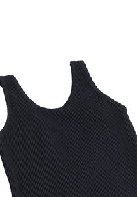 Svart ribbestrikket tanktop med brede skulderstropper og rund halslinje, med en teksturert stoff for økt visuell interesse.