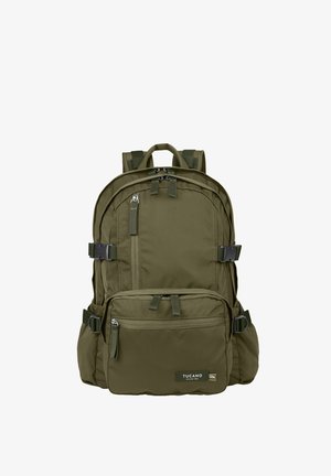 Olijfgroene rugzak met meerdere vakken, verstelbare schouderbanden, voorste ritsvakken, zijgespen en een handvat aan de bovenkant.