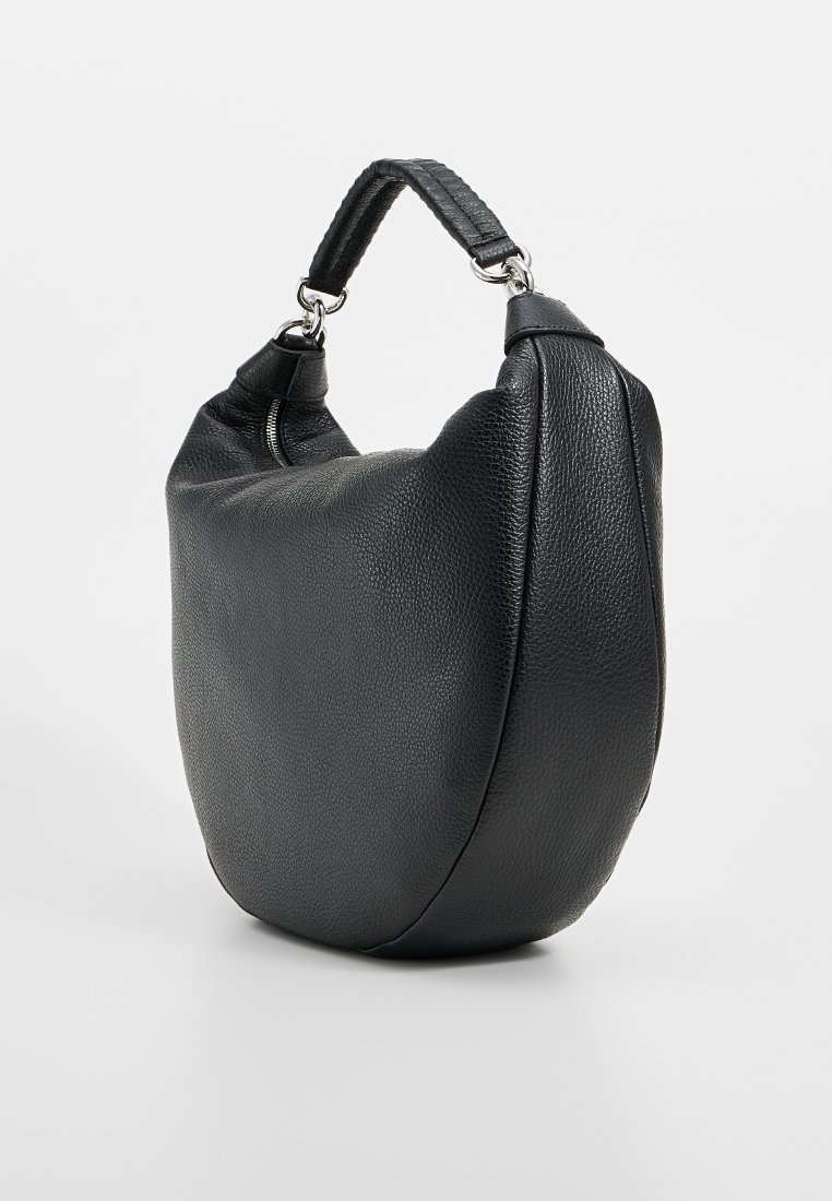 Borsa in pelle nera, forma rotonda, texture granulosa, manico corto con dettagli piatti, hardware metallico e design minimalista.