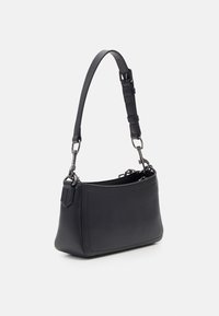 Sac à main en cuir noir à forme structurée, avec une bandoulière réglable, une fermeture éclair, et une texture lisse. Comprend un détail de poche latérale.