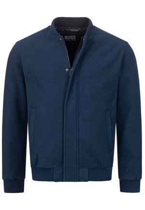 Marinblå bomberjacka gjord av strukturerad tyg, med dragkedja, ribbade ärmslut och rund krage. Sidofickor ingår.