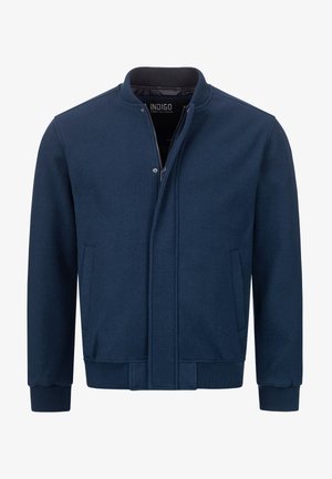 Marinblå bomberjacka gjord av strukturerad tyg, med dragkedja, ribbade ärmslut och rund krage. Sidofickor ingår.