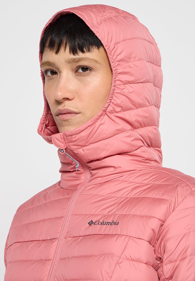 Giacca puffer trapuntata rosa, con cappucci aderente e zip frontale. Presenta il logo Columbia sul petto e una texture liscia e lucida.