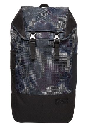 Czarny i ciemnoniebieski plecak w maskujące wzory z siateczkową nakładką, górną klapą zabezpieczoną dwoma czarnymi paskami z metalowymi klamrami oraz boczną kieszenią na zamek.