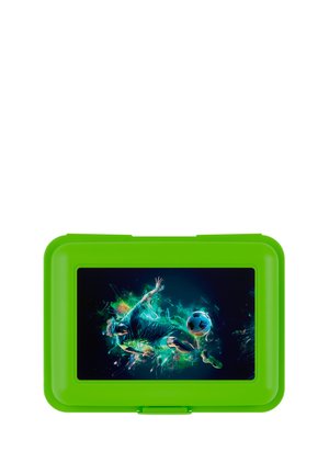 Zielona plastikowa pudełko na lunch z żywą grafiką piłkarza w akcji z piłką, otoczone kolorowymi abstrakcyjnymi efektami.