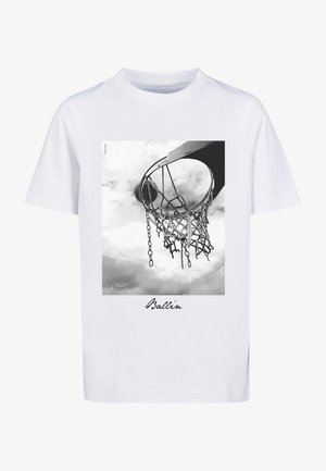 Biely bavlnený tričko s čiernobielou potlačou basketbalového koša na pozadí zamračeného neba, s nápisom "Ballin" nižšie.