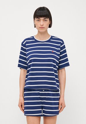 Marineblauwe en witte gestreepte katoenen T-shirt met korte mouwen, ronde hals en een klein rood logo. Gecombineerd met bijpassende gestreepte shorts.