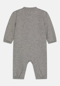 Salopetă pentru copii gri, confecționată din bumbac moale, cu mâneci lungi, talie elastică și un design fără picioare, având un decolteu simplu.