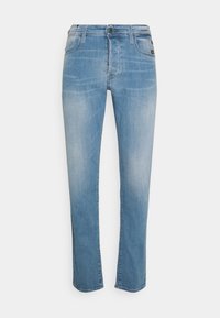 Jeans de mezclilla azul claro con un diseño de pierna recta, estilo de cinco bolsillos y un ligero desvanecimiento. Presentan un cierre de botón y cremallera.