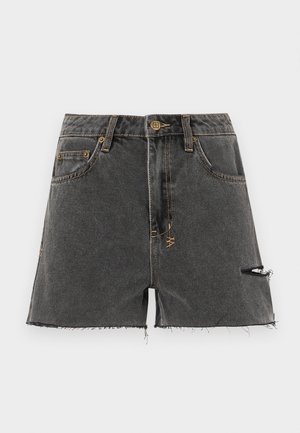 Shorts en denim gris foncé avec un ourlet effiloché, des détails usés et des coutures jaunes contrastantes. Dispose de poches traditionnelles et d'un bouton à l'avant.